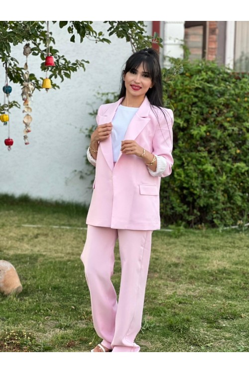 Perry Pembe Takım– Zarif Kadın Takım Modelleri | Şık Kombinlerin Tamamlayıcısı